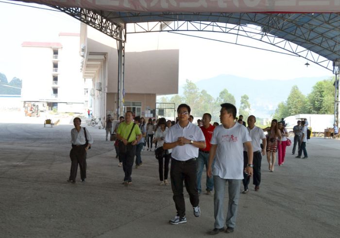 金艾陶瓷磚品牌董事長(zhǎng)和營(yíng)銷(xiāo)總經(jīng)理帶隊(duì)參觀生產(chǎn)基地