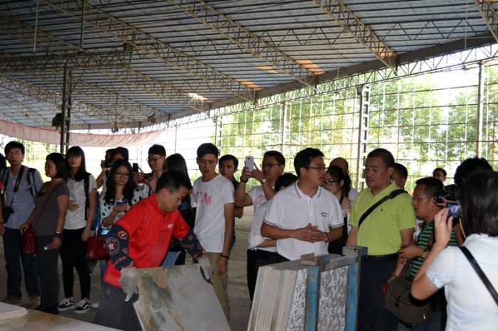 金艾陶瓷磚品牌董事長(zhǎng)向媒體記者介紹產(chǎn)品