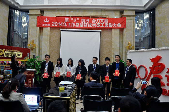 營銷總監(jiān)劉鴻瑞為優(yōu)秀員工頒獎