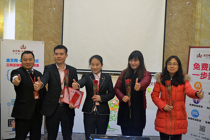 金艾陶瓷磚營銷總監劉鴻瑞為2015年團隊貢獻獎（網銷部）頒獎