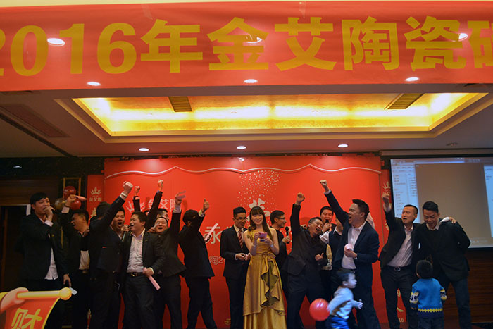 伴隨著全體人員合唱的《我相信》,晚會(huì)圓滿落下帷幕