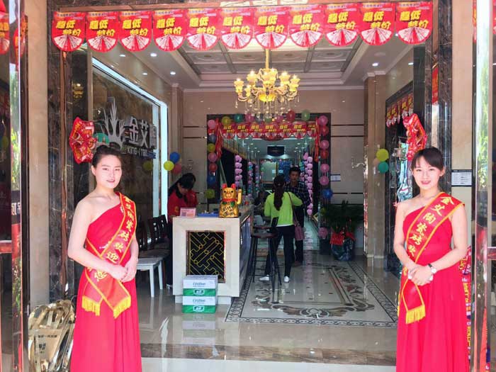 5月27日,在歡快鑼鼓和震撼禮炮的簇?fù)硐拢狸?yáng)金艾陶銷售團(tuán)隊(duì)、金艾陶總部營(yíng)銷總經(jīng)理羅勝、銷區(qū)經(jīng)理何端武、市場(chǎng)部策劃黃偉以及現(xiàn)場(chǎng)100多名岳陽(yáng)業(yè)主共同見(jiàn)證了金艾陶瓷磚岳陽(yáng)600平米專賣店耀世開業(yè)的歷史性一刻,本次活動(dòng)吸引了50多位業(yè)主成功下單。