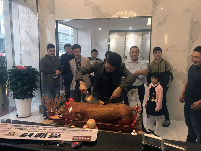 金艾陶瓷磚品牌作為陶瓷一線品牌,近年來不斷的推出爆款新品,受到眾多消費者的喜愛。2017年11月19日,一群朝氣蓬勃的金艾陶人正在緊張有序的忙碌著,為金艾陶中山古鎮(zhèn)店即將開始的開業(yè)典禮做最后的準(zhǔn)備。  上午10點28分,鑼鼓喧天,掌聲震動,金艾陶中山古鎮(zhèn)專賣店迎來了盛大開業(yè)的良辰吉時。?