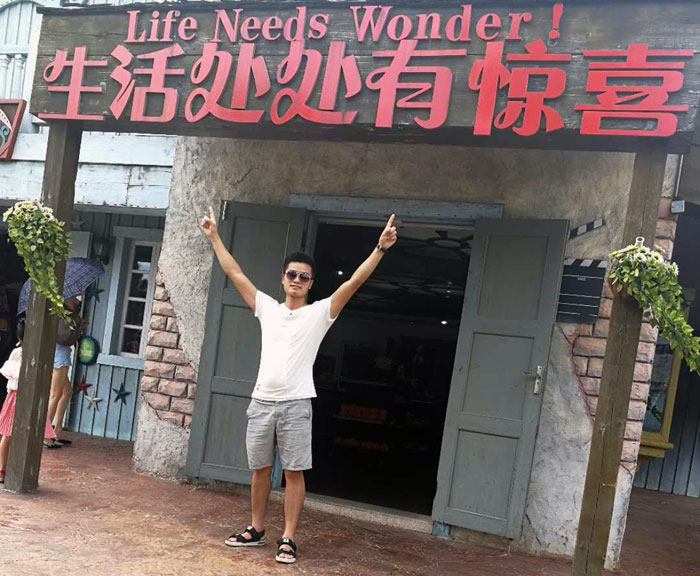 身為年輕一代的90后，但他看起來卻比同齡人多了那份沉穩(wěn)，他就是本次專訪的新聞人物——湖南岳陽總代理秦志雄。