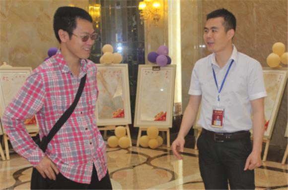 金艾陶網絡營銷主管王宏城(右一)向記者介紹微晶瓷片