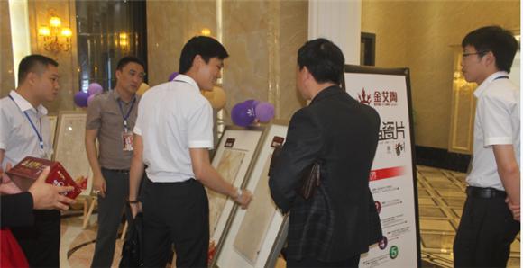 金艾陶產品研究經理蘇成香(左二)向客戶介紹產品