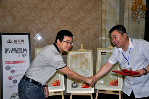 董事長(zhǎng)為陶博會(huì)期間邀約冠軍頒發(fā)證書(shū)和獎(jiǎng)金