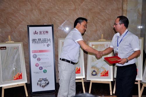 營(yíng)銷(xiāo)總經(jīng)理為季度開(kāi)拓冠軍頒發(fā)證書(shū)和獎(jiǎng)金