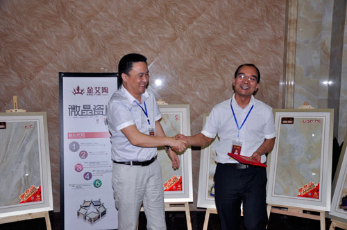 營(yíng)銷(xiāo)總經(jīng)理為季度銷(xiāo)量冠軍頒發(fā)證書(shū)和獎(jiǎng)金